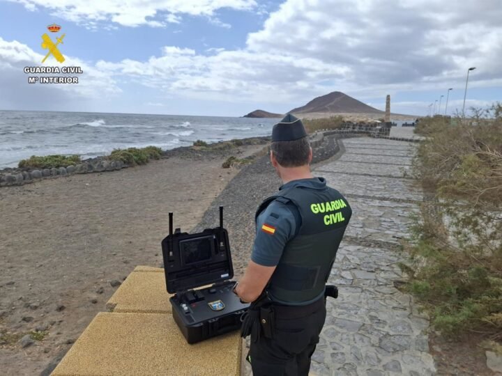 Interceptan dos drones volando en la bahía de El Médano, cerca del aeropuerto Tenerife Sur.