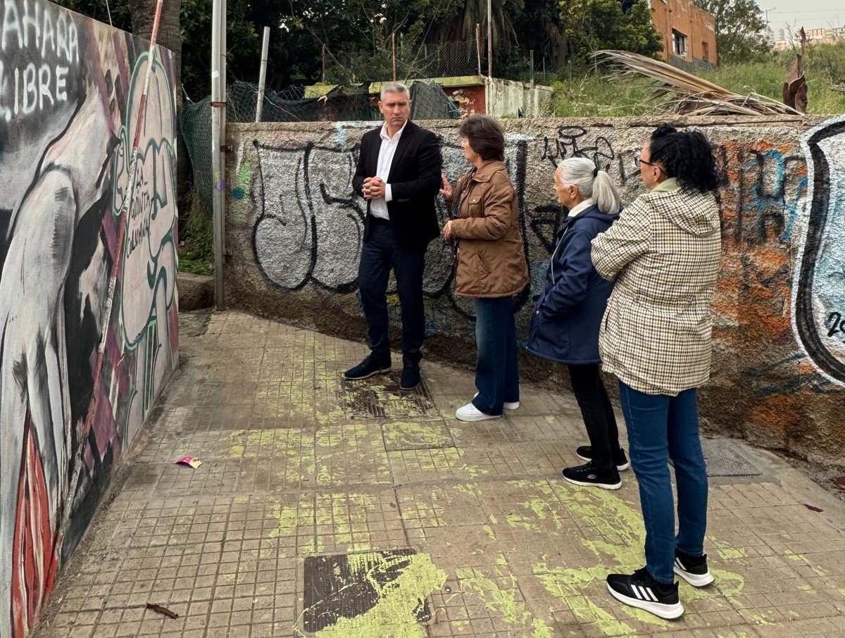 La Laguna instala nuevas luminarias en la calle Rufino para mejorar la visibilidad en Las Mantecas.