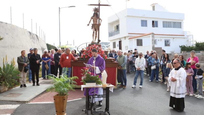 La tradicional Rogativa de la Lluvia congregó a Arona en honor al Cristo de la Salud

El pasado domingo, Arona celebró la tradicional Rogativa de la Lluvia en honor al Santísimo Cristo de la Salud, una de las festividades más emblemáticas del municipio. La devoción popular, la tradición y la música se unieron en esta jornada festiva que recorrió el casco histórico.

La procesión, que incluyó misa, responso, ofrendas y música en vivo, partió desde la parroquia de San Antonio Abad y recorrió las calles hasta llegar a la calle del Cementerio, donde se realizaron los actos programados. La imagen regresó finalmente a la parroquia en un ambiente de fervor religioso.

Esta celebración, arraigada en la historia agrícola de Arona, se ha mantenido a lo largo del tiempo como una tradición importante en el calendario municipal. La rogativa es una muestra de la memoria colectiva y del patrimonio cultural del municipio.

La jornada incluyó una emotiva misa en la capilla del Camino Llano del Rey, así como oraciones dirigidas por el párroco en diferentes paradas. Además, hubo actuaciones musicales a lo largo del recorrido, con la participación de grupos locales y recitales de poesía.

En resumen, la Rogativa de la Lluvia volvió a unir a Arona en torno a su fe, su patrimonio y su identidad local, en un día de devoción y celebración comunitaria.