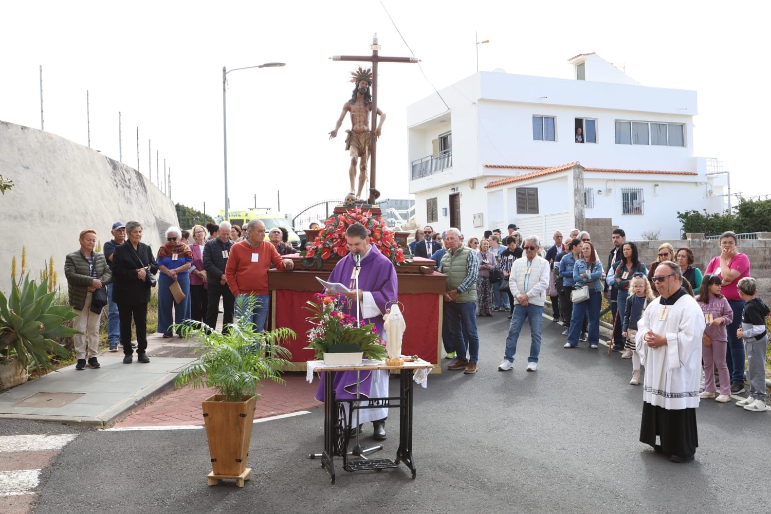 La tradicional Rogativa de la Lluvia congregó a Arona en honor al Cristo de la Salud

El pasado domingo, Arona celebró la tradicional Rogativa de la Lluvia en honor al Santísimo Cristo de la Salud, una de las festividades más emblemáticas del municipio. La devoción popular, la tradición y la música se unieron en esta jornada festiva que recorrió el casco histórico.

La procesión, que incluyó misa, responso, ofrendas y música en vivo, partió desde la parroquia de San Antonio Abad y recorrió las calles hasta llegar a la calle del Cementerio, donde se realizaron los actos programados. La imagen regresó finalmente a la parroquia en un ambiente de fervor religioso.

Esta celebración, arraigada en la historia agrícola de Arona, se ha mantenido a lo largo del tiempo como una tradición importante en el calendario municipal. La rogativa es una muestra de la memoria colectiva y del patrimonio cultural del municipio.

La jornada incluyó una emotiva misa en la capilla del Camino Llano del Rey, así como oraciones dirigidas por el párroco en diferentes paradas. Además, hubo actuaciones musicales a lo largo del recorrido, con la participación de grupos locales y recitales de poesía.

En resumen, la Rogativa de la Lluvia volvió a unir a Arona en torno a su fe, su patrimonio y su identidad local, en un día de devoción y celebración comunitaria.