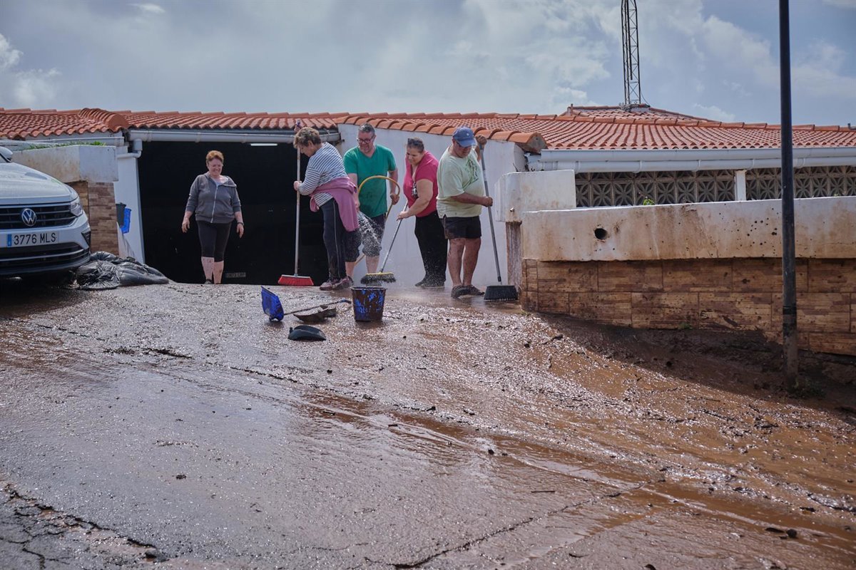 Prorrogan una noche más el desalojo de vecinos en El Pris tras las lluvias de ‘Therese’ en Tacoronte.