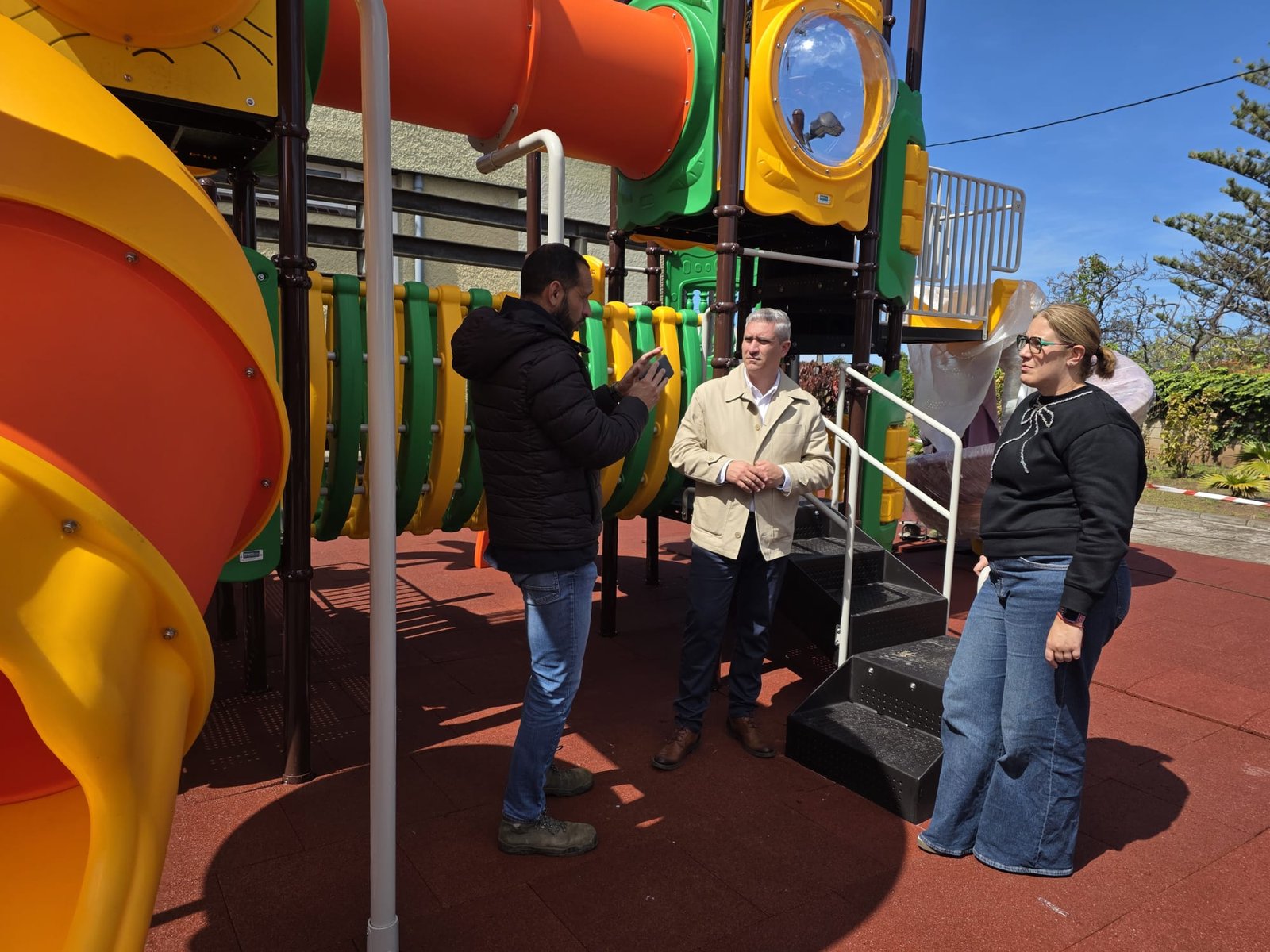 Renovación del parque infantil en Valle de Guerra con juegos inclusivos.