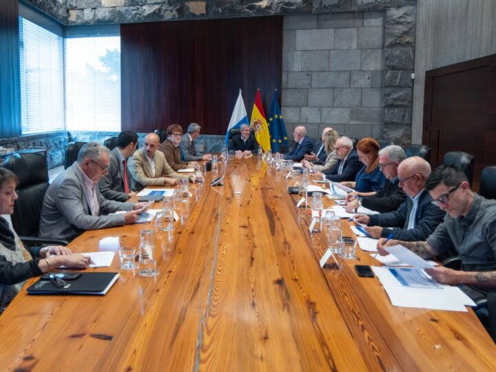 Reunión del Gobierno de Canarias con empresarios y sindicatos para abordar medidas por conflicto bélico.