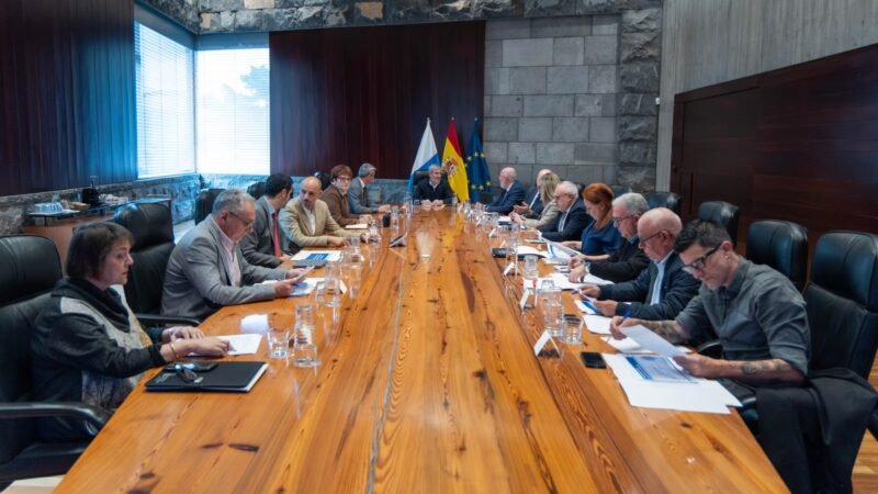 Reunión del Gobierno de Canarias con empresarios y sindicatos para abordar medidas por conflicto bélico.