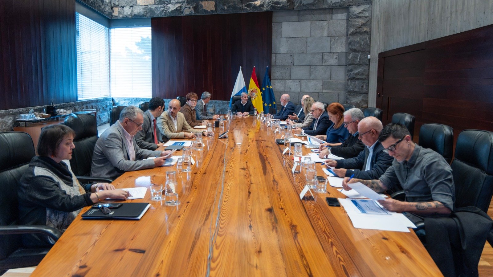 Reunión del Gobierno de Canarias con empresarios y sindicatos para abordar medidas por conflicto bélico.