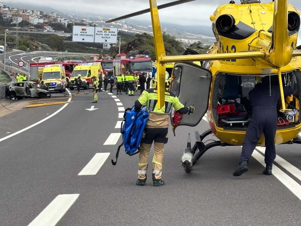 Tres personas heridas de gravedad en colisión frontal en Guía de Isora, dos recuperadas tras parada.