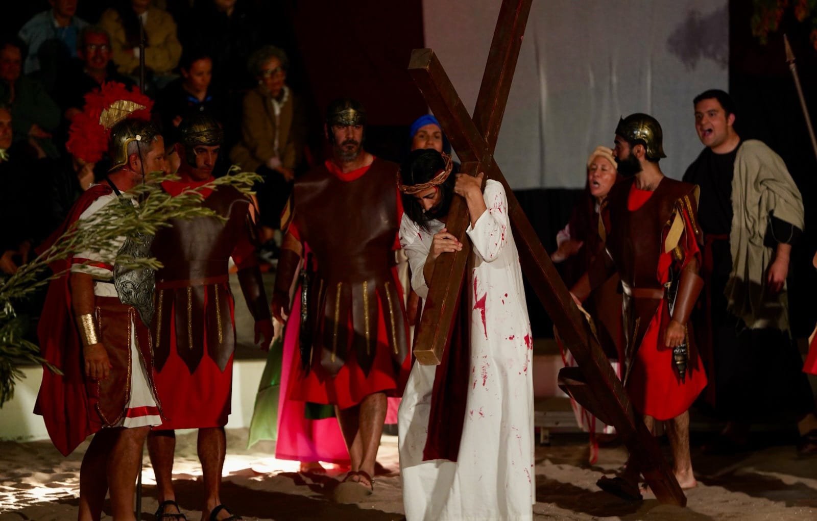 Valle San Lorenzo será el escenario de la representación de la pasión y resurrección de Jesucristo este domingo

El terrero de lucha de Valle San Lorenzo se convertirá en un espacio de encuentro entre tradición, teatro y participación vecinal este domingo 29 de marzo. La representación teatral ‘Jesucristo 2026’, organizada por la Concejalía de Fiestas, el Patronato de Cultura y el Patronato de Deportes del Ayuntamiento de Arona, recreará los momentos más significativos de la pasión, muerte y resurrección de Jesucristo.

Con entrada libre y aforo limitado, esta puesta en escena combina teatro, tradición y participación ciudadana, congregando a vecinos y visitantes en torno a una de las celebraciones más emblemáticas de Semana Santa. Un amplio grupo de participantes, entre actores, figurantes y equipo técnico, trabaja durante semanas en la preparación de esta obra colectiva arraigada en el municipio.

‘Jesucristo 2026’ forma parte de la programación de Semana Santa en Arona, que incluye actos religiosos y culturales en los distintos núcleos del municipio, como celebraciones litúrgicas, procesiones, vía crucis y vigilias pascuales.