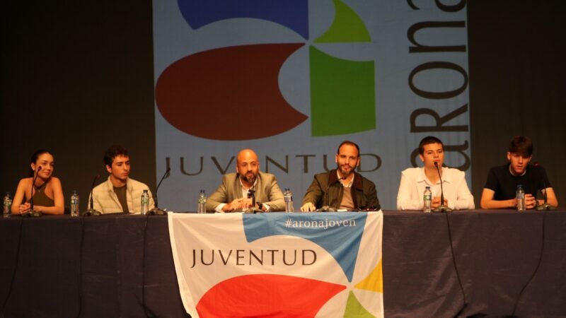 la noticia original:

En una conferencia de prensa celebrada esta mañana, el presidente anunció que se implementarán nuevas medidas para combatir la crisis económica. Entre las medidas destacan la reducción de impuestos para las pequeñas y medianas empresas, así como la creación de un fondo de ayuda para los trabajadores afectados por la pandemia.

El presidente también informó que se llevará a cabo una reestructuración en el gasto público con el objetivo de optimizar los recursos del Estado. Asimismo, se promoverá la inversión en sectores clave de la economía para estimular el crecimiento y la generación de empleo.

Estas medidas buscan impulsar la recuperación económica del país y mitigar los efectos negativos de la crisis. El presidente aseguró que el gobierno está comprometido en trabajar en conjunto con el sector privado y la sociedad civil para superar estos desafíos y salir fortalecidos de esta situación.