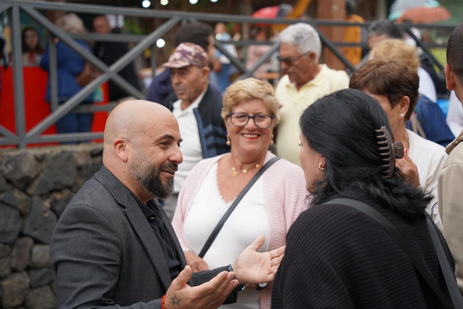 la noticia original:

Hoy en día, el avance de la tecnología ha permitido que cada vez más personas tengan acceso a internet desde sus dispositivos móviles. Esto ha generado un aumento en el consumo de contenido digital y en la demanda de servicios en línea.

La pandemia de COVID-19 ha acelerado este proceso, ya que muchas actividades que antes se realizaban de forma presencial ahora se han trasladado al ámbito virtual. Esto ha llevado a un mayor uso de plataformas de videoconferencias, redes sociales y aplicaciones de mensajería instantánea.

Además, cada vez son más los negocios que han optado por trasladar sus operaciones al entorno digital, lo que ha generado un incremento en la venta de productos y servicios en línea. Esto ha llevado a un crecimiento en la economía digital y en la adopción de nuevas tecnologías por parte de la sociedad.

En resumen, la digitalización de la sociedad es una tendencia que se ha visto potenciada por la pandemia y que parece haber llegado para quedarse. Cada vez más personas utilizan internet para realizar sus actividades diarias, lo que ha generado un cambio en la forma en que nos relacionamos y consumimos información.