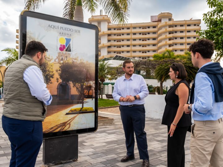Arona sigue promocionando sus destinos turísticos con la campaña «Aquí puedo ser»

El departamento de Turismo del Ayuntamiento de Arona ha realizado una renovación completa de los soportes publicitarios del municipio, incluyendo tótems, marquesinas, relojes urbanos y mupis con el lema de la campaña turística de este año: «Aquí puedo ser». Esta nueva línea comunicativa busca ofrecer una experiencia única a los visitantes y residentes, invitándolos a descubrir y crear sus propias historias en los destinos de Arona (Playa de Las Américas, Playa de Los Cristianos y Costa del Silencio) desde una perspectiva personal y auténtica.

Además, se ha retirado definitivamente elementos antiguos como los molinos y los logos históricos de turismo, para integrar los nuevos logos asociados a los destinos turísticos de Arona. Los nuevos mupis se centran en diversos temas que reflejan la diversidad y riqueza del municipio, como identidad, litoral, deporte, naturaleza y turismo accesible.

Con estas acciones, Arona sigue consolidándose como un destino donde cada persona puede sentirse especial y encontrar su lugar.