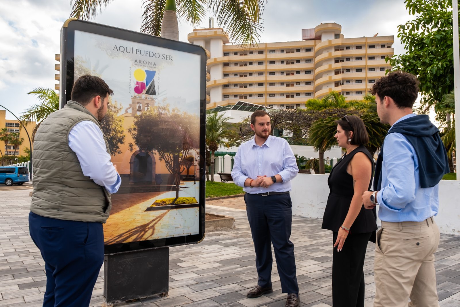 Arona sigue promocionando sus destinos turísticos con la campaña «Aquí puedo ser»

El departamento de Turismo del Ayuntamiento de Arona ha realizado una renovación completa de los soportes publicitarios del municipio, incluyendo tótems, marquesinas, relojes urbanos y mupis con el lema de la campaña turística de este año: «Aquí puedo ser». Esta nueva línea comunicativa busca ofrecer una experiencia única a los visitantes y residentes, invitándolos a descubrir y crear sus propias historias en los destinos de Arona (Playa de Las Américas, Playa de Los Cristianos y Costa del Silencio) desde una perspectiva personal y auténtica.

Además, se ha retirado definitivamente elementos antiguos como los molinos y los logos históricos de turismo, para integrar los nuevos logos asociados a los destinos turísticos de Arona. Los nuevos mupis se centran en diversos temas que reflejan la diversidad y riqueza del municipio, como identidad, litoral, deporte, naturaleza y turismo accesible.

Con estas acciones, Arona sigue consolidándose como un destino donde cada persona puede sentirse especial y encontrar su lugar.