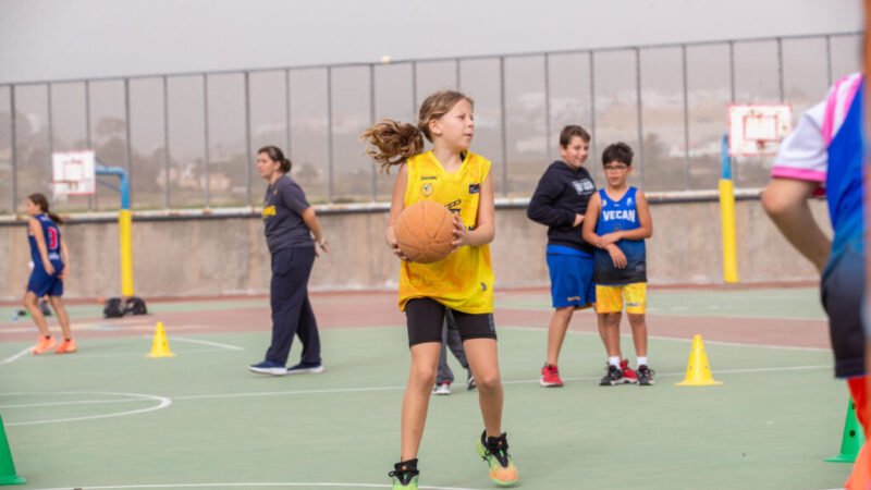 Más de 100 niños disfrutan del baloncesto en Semana Santa del club