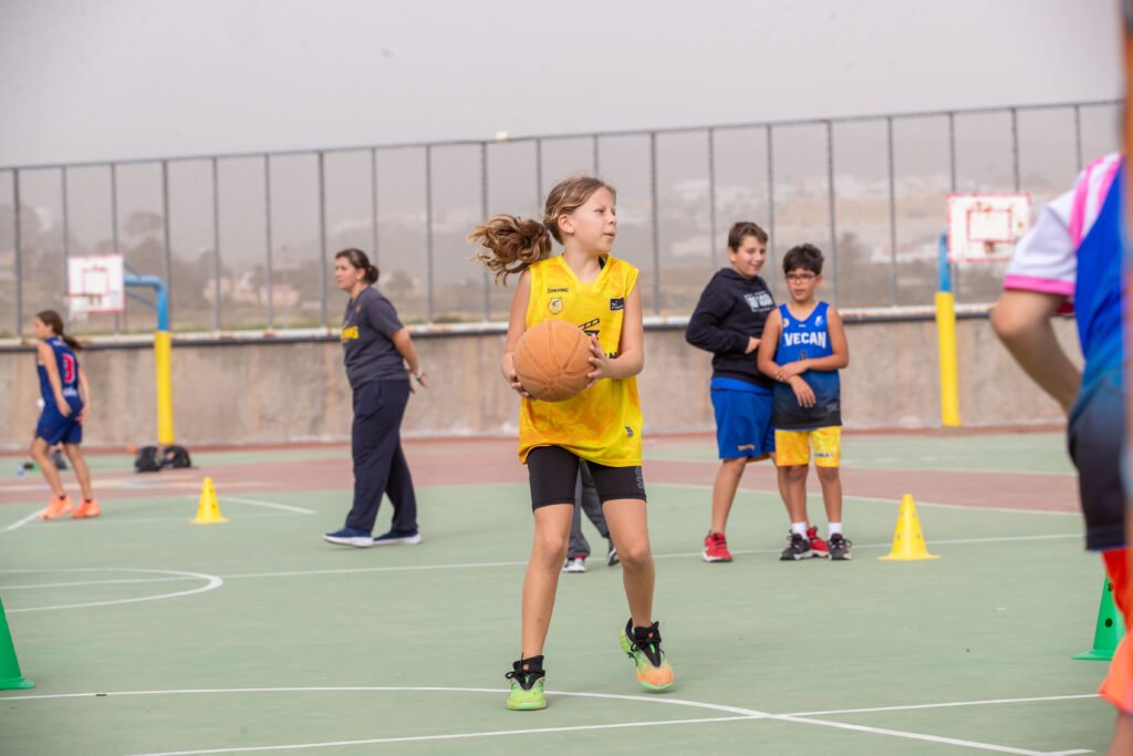 Más de 100 niños disfrutan del baloncesto en Semana Santa del club