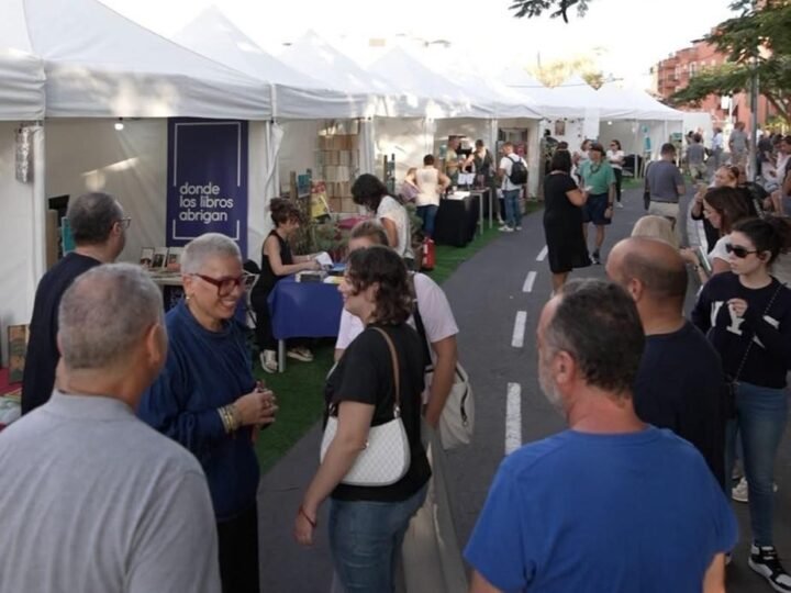 La Feria del Libro destaca en la agenda cultural de abril en Arona

Arona ha programado la Feria del Libro para los días 17 y 18 de abril, convirtiéndola en el evento central de su mes cultural. Esta celebración llevará la cultura a diferentes áreas del municipio con actividades para todas las edades, que incluyen lectura, música, pintura, narración y más.

El objetivo de la feria es acercar la cultura de manera abierta, cercana y familiar a los ciudadanos a través de diversos lenguajes y formatos. Cuentos, música, arte y sorpresas se unirán en una programación que busca hacer de la lectura una experiencia compartida y enriquecedora.

Uno de los momentos destacados será el 18 de abril en el Parque de Buzanada, con la actuación de la Banda de Música de Arona presentando ‘El Gato con botas’ narrado por Moisés Évora. Esta propuesta familiar combinará música en vivo y narración oral para cerrar la Feria del Libro de manera especial.

Además de la Feria del Libro, abril en Arona también ofrecerá humor, teatro, flamenco, jazz y lírica en distintos espacios del municipio. Desde espectáculos de stand-up comedy hasta galas musicales benéficas, la agenda cultural estará llena de eventos para todos los gustos y edades.

El mes culminará con el Festival de Jazz de Arona los días 24 y 25 de abril en la Plaza de la Iglesia de Los Cristianos, con un cartel variado y entrada gratuita para disfrutar de artistas como Christian Cabrera Quinteto, Las Capullitas de Alelí, Los Jinetes del Groove y Omar Acosta & Leo Rondón Quartet, entre otros. El mes de abril en Arona estará lleno de eventos culturales. El 24 de abril, el Auditorio Infanta Leonor recibirá a Kike Pérez. Además, el 30 de abril se presentará ‘Entre dos orillas: De Puccini a México’ en el Festival Lírico Arona 2026, protagonizado por el tenor Héctor Mendoza y la pianista Lelia Serafinceanu.