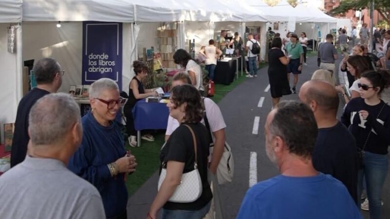 La Feria del Libro destaca en la agenda cultural de abril en Arona

Arona ha programado la Feria del Libro para los días 17 y 18 de abril, convirtiéndola en el evento central de su mes cultural. Esta celebración llevará la cultura a diferentes áreas del municipio con actividades para todas las edades, que incluyen lectura, música, pintura, narración y más.

El objetivo de la feria es acercar la cultura de manera abierta, cercana y familiar a los ciudadanos a través de diversos lenguajes y formatos. Cuentos, música, arte y sorpresas se unirán en una programación que busca hacer de la lectura una experiencia compartida y enriquecedora.

Uno de los momentos destacados será el 18 de abril en el Parque de Buzanada, con la actuación de la Banda de Música de Arona presentando ‘El Gato con botas’ narrado por Moisés Évora. Esta propuesta familiar combinará música en vivo y narración oral para cerrar la Feria del Libro de manera especial.

Además de la Feria del Libro, abril en Arona también ofrecerá humor, teatro, flamenco, jazz y lírica en distintos espacios del municipio. Desde espectáculos de stand-up comedy hasta galas musicales benéficas, la agenda cultural estará llena de eventos para todos los gustos y edades.

El mes culminará con el Festival de Jazz de Arona los días 24 y 25 de abril en la Plaza de la Iglesia de Los Cristianos, con un cartel variado y entrada gratuita para disfrutar de artistas como Christian Cabrera Quinteto, Las Capullitas de Alelí, Los Jinetes del Groove y Omar Acosta & Leo Rondón Quartet, entre otros. El mes de abril en Arona estará lleno de eventos culturales. El 24 de abril, el Auditorio Infanta Leonor recibirá a Kike Pérez. Además, el 30 de abril se presentará ‘Entre dos orillas: De Puccini a México’ en el Festival Lírico Arona 2026, protagonizado por el tenor Héctor Mendoza y la pianista Lelia Serafinceanu.