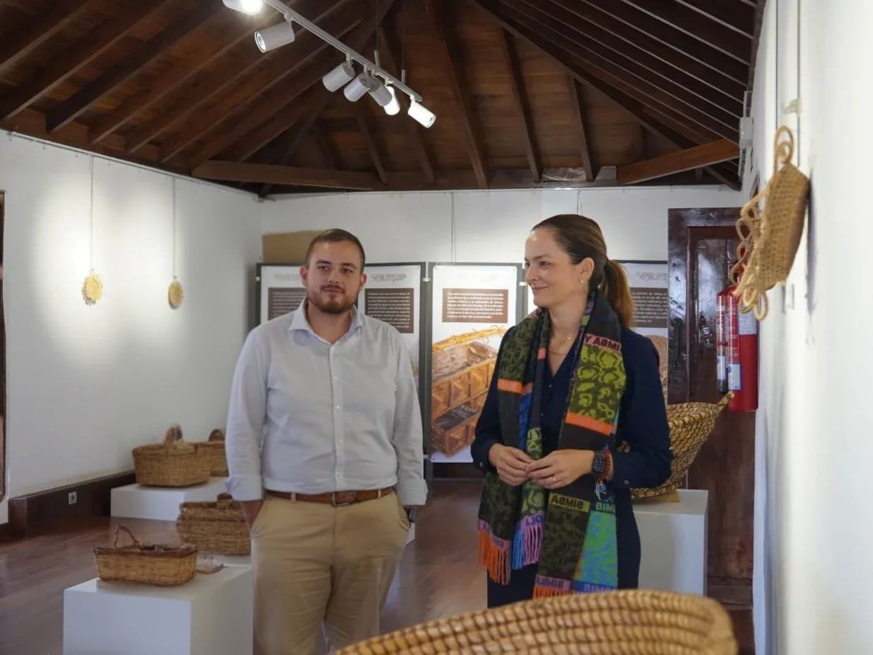 Arona celebra los Días Europeos de la Artesanía con exposiciones en diferentes puntos del municipio

Del 7 al 17 de abril, se están llevando a cabo diversas muestras dedicadas a la artesanía tradicional en Arona, destacando el bordado, la indumentaria tradicional, las rosetas y la tejeduría.

El Ayuntamiento de Arona, a través de su área de Cultura y Patrimonio Histórico, ha organizado una programación especial en honor a los Días Europeos de la Artesanía. Cuatro exposiciones se encuentran distribuidas en varios espacios del municipio.

Entre las exposiciones se incluye ‘Bordado Palmero’, de Estela Orribo, en el Centro Cívico de Las Galletas, y ‘De la Palmera a la cabeza: Indumentaria tradicional en Canarias’, en el Centro Cultural de Cabo Blanco, que se enfoca en prendas y elementos de la vestimenta tradicional.

Además, en el Centro Cultural de Los Cristianos se presenta ‘Las Rosetas’ por la Asociación Roseteras y Caladoras ‘Tomasita’, con demostraciones y exposiciones para que el público pueda apreciar el proceso y el trabajo manual que implica esta técnica.

La programación se complementa en Arona casco, en la Casa La Bodega, con la exposición ‘El Arte del Hilo: Hombres tejedores’, dedicada al arte del tejido y a aquellos que lo practican, mostrando piezas y técnicas relacionadas con este oficio.

Naím Yánez destacó que «la artesanía es conocimiento y no debemos permitirnos perderlo, debemos difundirlo a toda costa.»