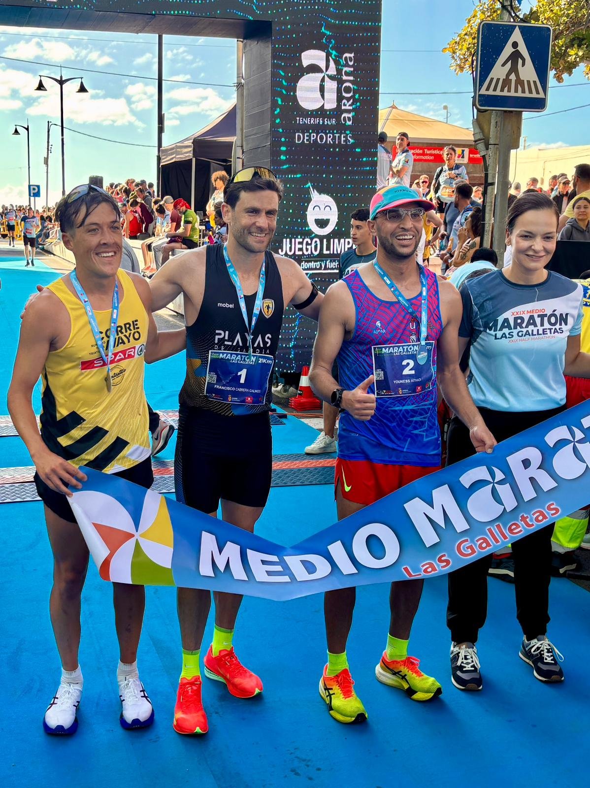 Francisco Cabrera Galindo y Marta Arnay triunfan en el Medio Maratón Las Galletas 2026
  

  
      
          
                  
                      
                                           
                      
                        
                      
                  
              
                  
                      
                                           
                      
                        
                      
                  
              
      
  

  
  Cesar Hernández Borges y Diana Pérez Guzmán ganan en los 10,8 kilómetros, mientras que Marouane Berradia Bouajaj y Natacha Lola Blanc se llevan la victoria en los 5 kilómetros 
  El Medio Maratón Las Galletas vivió una edición histórica el pasado domingo, con un récord de participación, un ambiente excepcional en Las Galletas y condiciones perfectas para la competencia.

 

En la categoría principal, el Medio Maratón, el primer lugar en la competencia masculina fue para Francisco Cabrera Galindo con un tiempo de (1:08:21), seguido por Peter Riccardo Santagati del CD CORREAYO SPAR TENERIFE (1:09:18) y Youness Aithadi URC FUENLABRADA (1:09:28). En la categoría femenina, la victoria fue para Marta Arnay, TENERIFE CAJACANARIAS (1:21:24), seguida por Ana Boullon Sabin, CD VALLIVANA (1:28:33) y Amada De Jesús Sánchez Rivero CLUB AGUERE (1:29:24)

 

En la carrera de 10,8 kilómetros, en la categoría masculina, el ganador fue Cesar Hernández Borges del TRIVALLE GUIMAR (35:11) mientras que en la rama femenina el primer lugar fue para Diana Pérez Guzmán PLAYAS JANDIA (44:21). Por otro lado, en la distancia de 5 kilómetros, el primer puesto masculino lo ocupó Marouane Berradia Bouajaj Berradia Bouajaj, Trivalle Guimar (15:28) y en la categoría femenina, la ganadora fue Natacha Lola Blancz (15:25).

 

La competencia demostró un alto nivel, con una carrera masculina muy reñida en la que los primeros clasificados llegaron a la meta con poca diferencia, manteniendo la emoción y la intensidad hasta el último tramo. En la competencia femenina, la carrera estuvo más reñida entre las tres primeras clasificadas, lo que generó una prueba más abierta en los primeros puestos.

Se destacó la notable participación de corredoras principiantes, lo que refuerza la naturaleza inclusiva y atractiva de este evento deportivo, que logra reunir tanto a atletas experimentados como a participantes nuevos en el running.

Todo esto se llevó a cabo en una jornada con una temperatura ideal para este tipo de pruebas, lo que favoreció el buen rendimiento en general y permitió disfrutar de un alto nivel técnico entre los participantes.

La edición actual del Medio Maratón Las Galletas confirma el excelente momento que atraviesa este evento deportivo, que sigue creciendo en participación y consolidándose como una de las pruebas más destacadas en el calendario atlético de Tenerife.