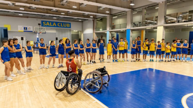 CaixaBank impulsa el deporte inclusivo con niños del CB Gran Canaria.