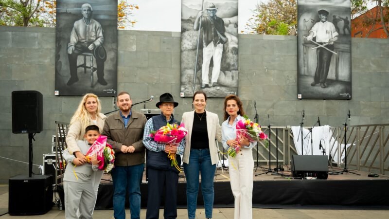 El pasado sábado, El Fraile se vistió de gala para rendir homenaje a tres ilustres vecinos: don Salvador González, don Eduardo Alayón y don Gabriel Rancel. La jornada estuvo llena de actividades culturales y artísticas que celebraron la vida y legado de estos destacados miembros de la comunidad.

Entre las actividades programadas se incluyeron la inauguración de un mural en la Plaza de El Fraile con la imagen de los homenajeados, un pasacalles, exhibición de tradiciones locales, taller de pintura, recital de poesía, presentaciones folclóricas y un emotivo concierto de clausura.

El evento, titulado ‘Raíces Creativas, El Fraile en Arte’, fue organizado por el área de Cultura del Ayuntamiento de Arona y contó con la colaboración de la asociación de Lobos del Asfalto, residente en El Fraile. La jornada se llevó a cabo en el Centro Cívico Eduardo Oramas Alayón y reunió a personas de todas las edades para disfrutar de la rica oferta cultural y artística local.

La tarde dio inicio a las 16:00 horas con la apertura de la exposición mural a cargo del talentoso artista local Dani Paint, que embelleció el entorno del centro cívico con su obra. Una tarde llena de emoción y arte en honor a la memoria de tres grandes figuras de El Fraile.