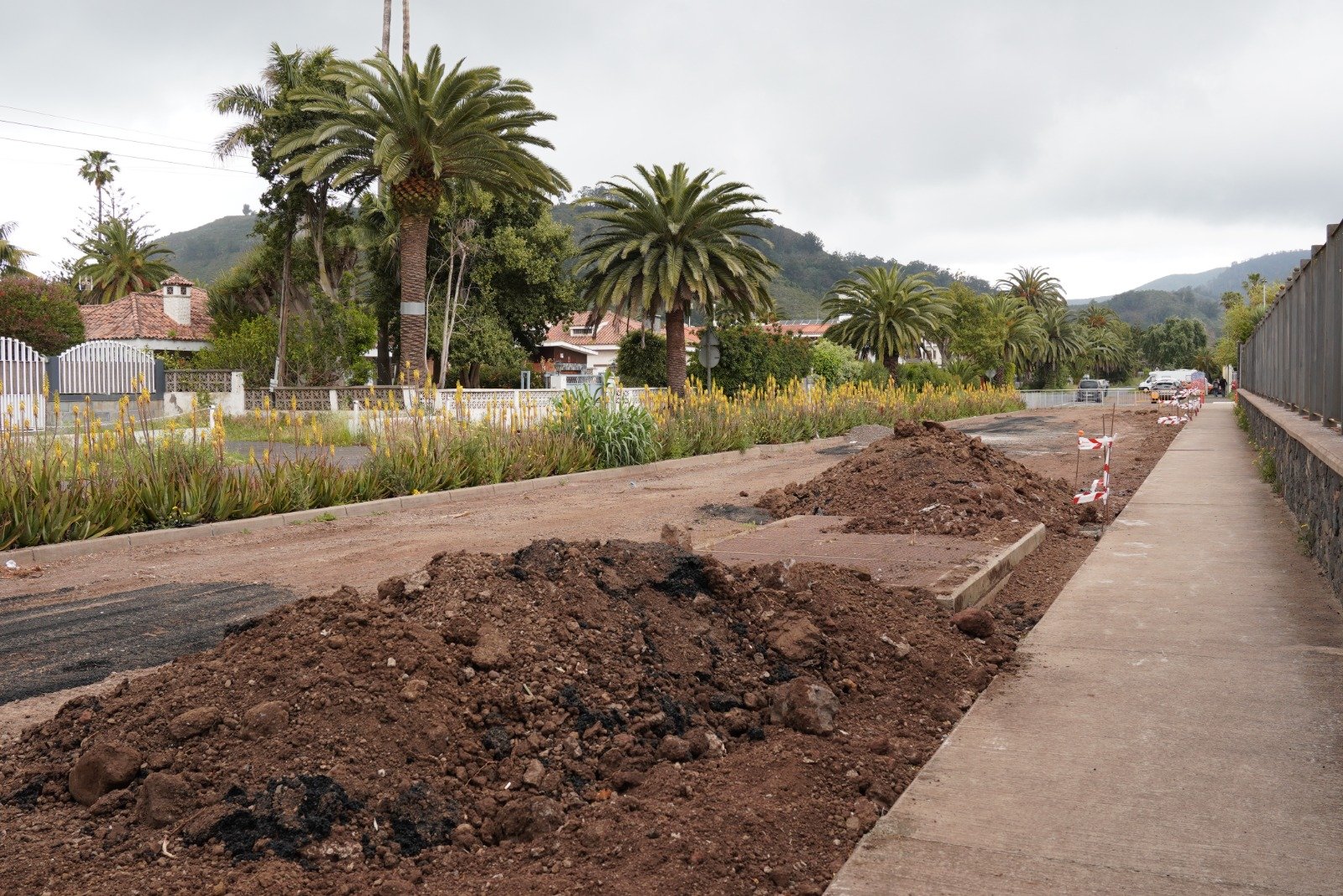 Acondicionamiento de terreno para estacionamiento en parque La Vega