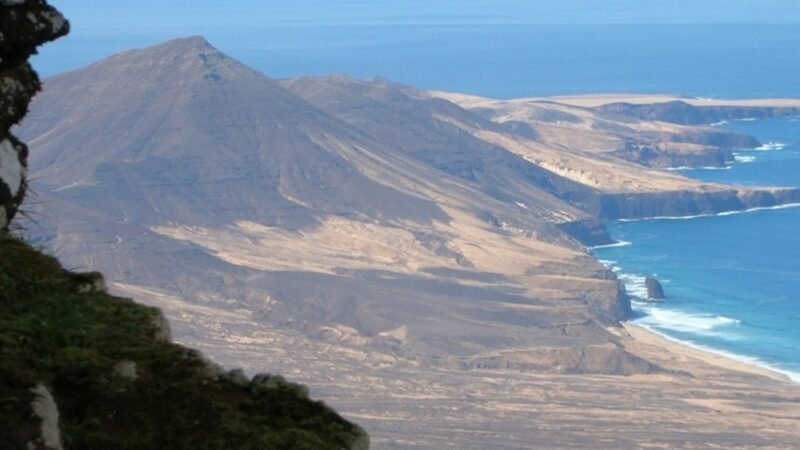 Alerta de llamadas fraudulentas a comercios alimentarios en Fuerteventura anunciando cierres falsos.