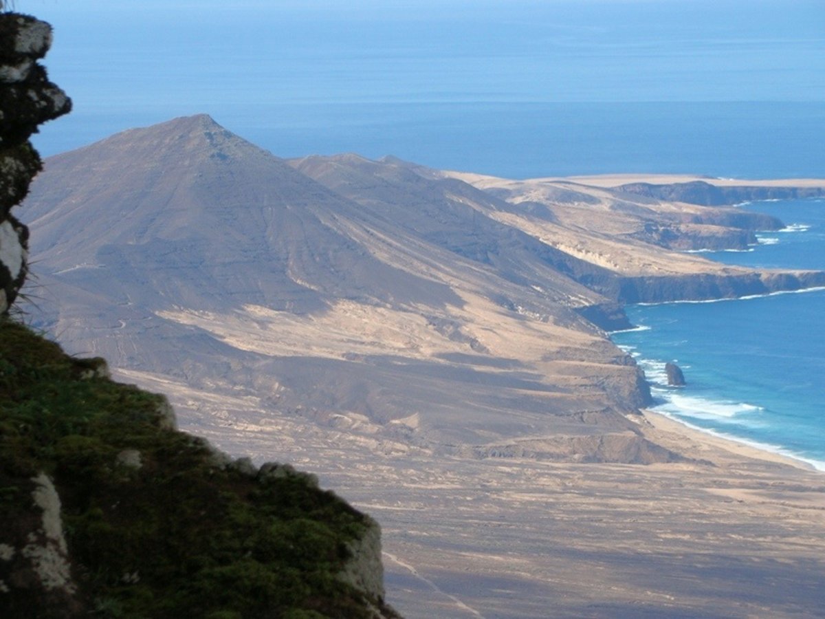 Alerta de llamadas fraudulentas a comercios alimentarios en Fuerteventura anunciando cierres falsos.