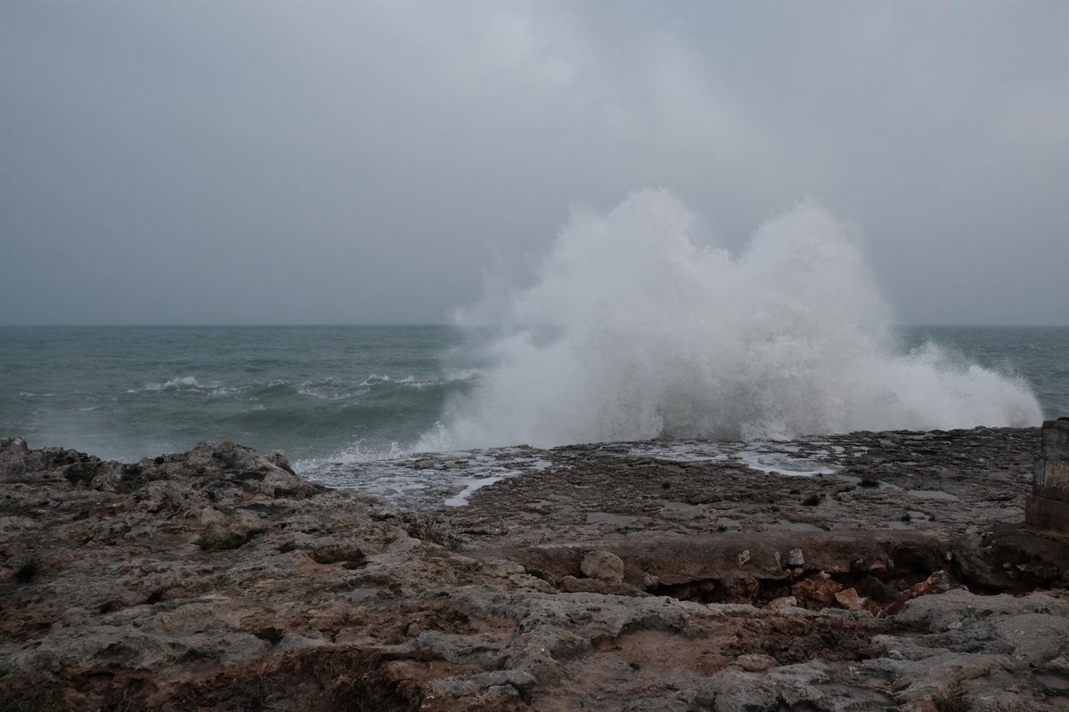 Alerta por olas y viento en Baleares, Cataluña y Canarias mañana, con Menorca y Girona en nivel naranja por oleaje.