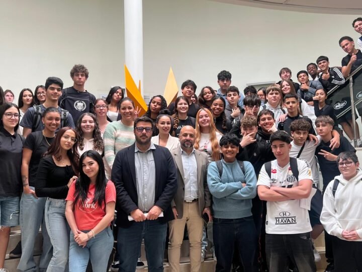 El Centro Cívico de El Fraile acogió el último Pleno Juvenil de Arona del programa ‘Conoce tu municipio’

Cerca de mil estudiantes han participado este curso en el programa, donde se abordaron temas como transporte, limpieza, vivienda, seguridad y ocio juvenil.

El Centro Cívico de El Fraile fue el lugar elegido para el último Pleno Juvenil de Arona del programa ‘Conoce tu municipio’. Esta iniciativa, impulsada por el área de Juventud del Ayuntamiento, contó con la participación de alumnos de 4º de ESO. A lo largo del curso, cerca de mil estudiantes de los centros de Secundaria del municipio han formado parte de esta experiencia, formulando preguntas por áreas y presentando propuestas relacionadas con la vida cotidiana de Arona.

Este pleno juvenil marcó el cierre del ciclo anual del programa y brindó a los alumnos la oportunidad de conocer de manera práctica cómo funciona una sesión plenaria, la organización de los turnos de intervención y la canalización de propuestas en el ámbito municipal.

Rafael Martínez, concejal de Recursos Humanos, y Rubens Delgado, concejal de Juventud, estuvieron presentes en la sesión para responder a las preguntas preparadas por los alumnos.

Durante la jornada se discutieron asuntos relacionados con servicios públicos y limpieza, movilidad y transporte, juventud y actividades, convivencia y seguridad, vivienda, cultura, fiestas y deporte. Las preguntas y propuestas realizadas reflejaron el interés de los estudiantes en cuestiones que afectan directamente a la vida diaria del municipio, como mejorar las conexiones y horarios del transporte, reforzar los recursos de limpieza y recogida, ampliar las actividades y la oferta cultural para jóvenes y mejorar las instalaciones y espacios deportivos, entre otros temas.

El programa ‘Conoce tu municipio’ se ha llevado a cabo en los centros IES Luis Diego Cuscoy (Cabo Blanco), IES Ichasagua e IES Los Cristianos (Los Cristianos), IES Montaña de Guaza (Parque La Reina), CEO Arona e IES Las Galletas, fomentando la participación juvenil en diferentes áreas del municipio.