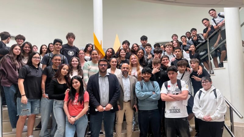 El Centro Cívico de El Fraile acogió el último Pleno Juvenil de Arona del programa ‘Conoce tu municipio’

Cerca de mil estudiantes han participado este curso en el programa, donde se abordaron temas como transporte, limpieza, vivienda, seguridad y ocio juvenil.

El Centro Cívico de El Fraile fue el lugar elegido para el último Pleno Juvenil de Arona del programa ‘Conoce tu municipio’. Esta iniciativa, impulsada por el área de Juventud del Ayuntamiento, contó con la participación de alumnos de 4º de ESO. A lo largo del curso, cerca de mil estudiantes de los centros de Secundaria del municipio han formado parte de esta experiencia, formulando preguntas por áreas y presentando propuestas relacionadas con la vida cotidiana de Arona.

Este pleno juvenil marcó el cierre del ciclo anual del programa y brindó a los alumnos la oportunidad de conocer de manera práctica cómo funciona una sesión plenaria, la organización de los turnos de intervención y la canalización de propuestas en el ámbito municipal.

Rafael Martínez, concejal de Recursos Humanos, y Rubens Delgado, concejal de Juventud, estuvieron presentes en la sesión para responder a las preguntas preparadas por los alumnos.

Durante la jornada se discutieron asuntos relacionados con servicios públicos y limpieza, movilidad y transporte, juventud y actividades, convivencia y seguridad, vivienda, cultura, fiestas y deporte. Las preguntas y propuestas realizadas reflejaron el interés de los estudiantes en cuestiones que afectan directamente a la vida diaria del municipio, como mejorar las conexiones y horarios del transporte, reforzar los recursos de limpieza y recogida, ampliar las actividades y la oferta cultural para jóvenes y mejorar las instalaciones y espacios deportivos, entre otros temas.

El programa ‘Conoce tu municipio’ se ha llevado a cabo en los centros IES Luis Diego Cuscoy (Cabo Blanco), IES Ichasagua e IES Los Cristianos (Los Cristianos), IES Montaña de Guaza (Parque La Reina), CEO Arona e IES Las Galletas, fomentando la participación juvenil en diferentes áreas del municipio.