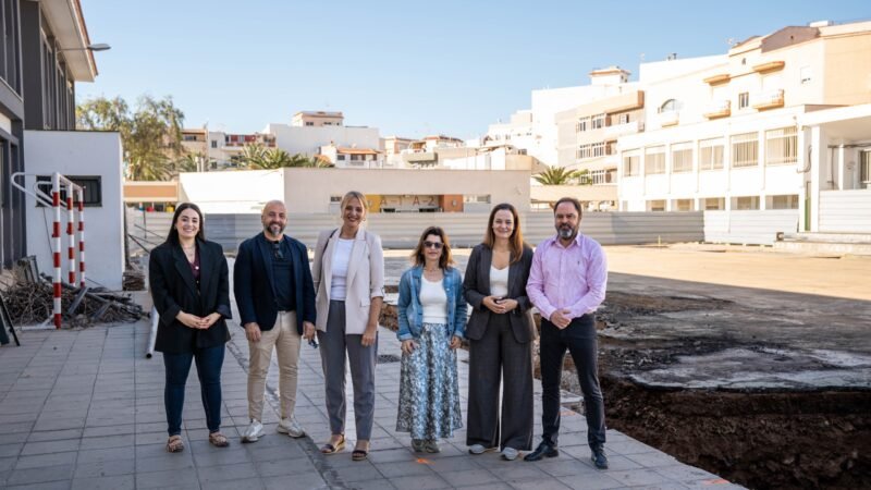 El proyecto también incluye la renovación del pavimento, la mejora de la iluminación, el cerramiento del espacio y la preinstalación para futuros paneles fotovoltaicos, lo que contribuirá a la sostenibilidad energética del centro educativo. 

Versión modificada:

Las labores de techado del CEIP Luis Álvarez Cruz en Las Galletas están en marcha

El Ayuntamiento de Arona ha dado inicio a las labores de techado de la cancha polideportiva del CEIP Luis Álvarez Cruz, en Las Galletas. Esta iniciativa consiste en la instalación de una cubierta autoportante sobre la zona deportiva existente, con el objetivo de mejorar su uso durante todo el año.

Con esta intervención, se espera crear un espacio de sombra y protección contra las altas temperaturas, garantizando condiciones óptimas para actividades escolares, deportivas y comunitarias. Además, se llevará a cabo la renovación del pavimento, la mejora de la iluminación, el cerramiento del área y la instalación de una preinstalación para futuros paneles solares.

Estas mejoras no solo beneficiarán a la comunidad educativa, sino que también contribuirán a la sostenibilidad energética del centro.