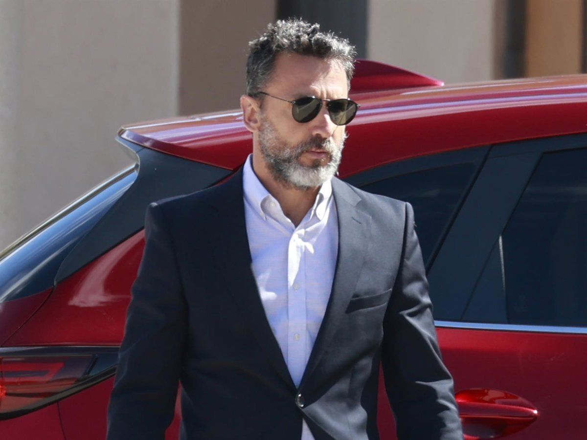 José Luis Cabrera acompaña a Sara Carbonero tras la muerte de su madre