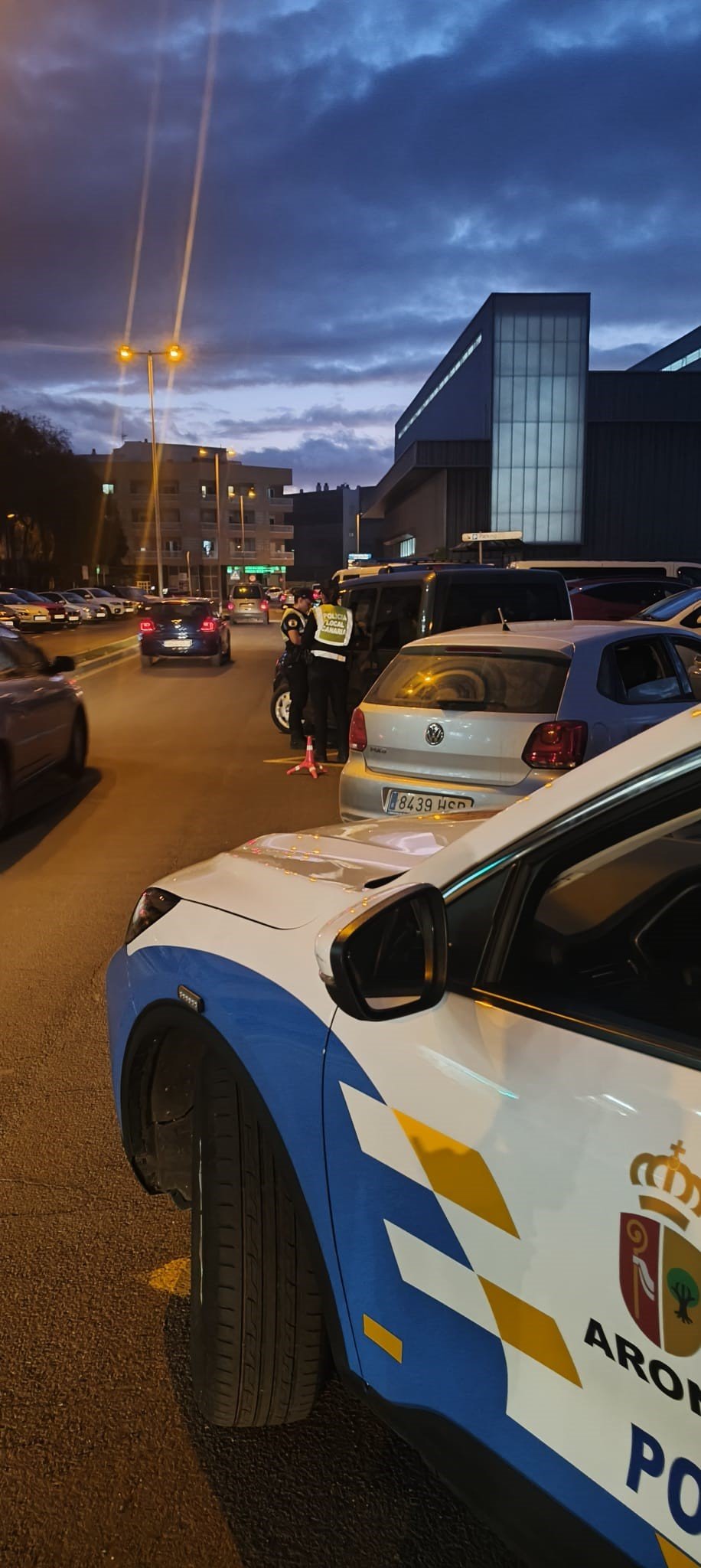 La Policía Local de Arona intensifica los controles de tráfico y seguridad ciudadana en Las Galletas y El Fraile, con resultados positivos


      
          
                  
                      
                                           
                      
                        
                      
                  
              
      
  

  
  El dispositivo llevado a cabo por la Policía Local tuvo resultados positivos, con actas por consumo y tenencia de estupefacientes, así como infracciones administrativas y la inmovilización de VMP que no cumplían la normativa.
  La Policía Local de Arona desplegó ayer un dispositivo específico de controles de tráfico y seguridad ciudadana en Las Galletas y El Fraile, con el objetivo de reforzar la seguridad, prevenir conductas incívicas y garantizar el cumplimiento de la normativa vigente.

Durante el operativo, los agentes tramitaron varias actas por tenencia y consumo de sustancias estupefacientes y detectaron diversas infracciones administrativas relacionadas con el incumplimiento de ordenanzas municipales y otras normativas en vigor.

En el ámbito de la seguridad vial, la Policía Local realizó también inspecciones a vehículos de movilidad personal (VMP), procediendo a la inmovilización de aquellos que no cumplían con los requisitos legales establecidos, especialmente en lo relativo a condiciones técnicas y uso responsable.

Estos dispositivos responden al compromiso municipal de prevención y control, con especial atención a zonas donde se requiere una mayor presencia operativa.