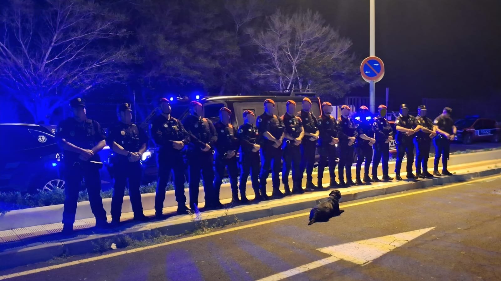 Operativo conjunto de seguridad ciudadana en El Fraile y Guaza con refuerzo policial
  

  
      
          
                  
                      
                                           
                      
                        
                      
                  
              
                  
                      
                                           
                      
                        
                      
                  
              
      
  

  
  La Policía Local de Arona y la Policía Canaria llevaron a cabo un operativo de vigilancia y control preventivo en El Fraile y Guaza.
  En una acción coordinada, la Policía Local de Arona y el Cuerpo General de la Policía Canaria realizaron ayer un operativo conjunto de seguridad ciudadana en los núcleos de El Fraile y Guaza. El objetivo era reforzar la prevención de conductas ilícitas y promover la convivencia entre los residentes.

El operativo, que involucró a un gran número de efectivos, se enfocó en tareas de vigilancia, identificación y control en las calles, así como en la inspección de áreas de especial interés operativo.
