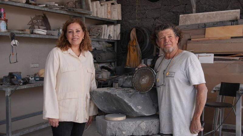 Paco Curbelo finaliza la escultura de La Graciosa para el Parlamento de Canarias.