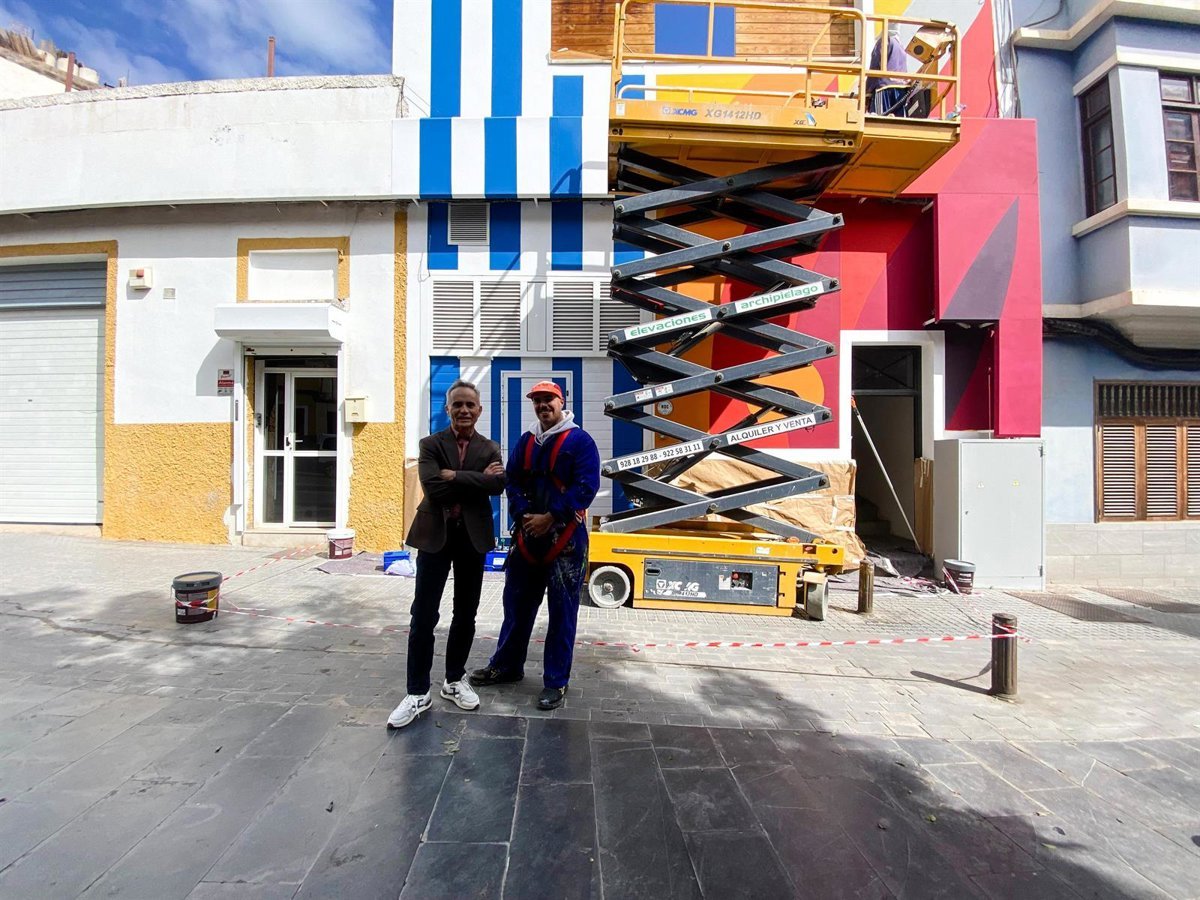 Recuperación de fachadas tradicionales dañadas en Las Palmas de Gran Canaria mediante artistas urbanos.