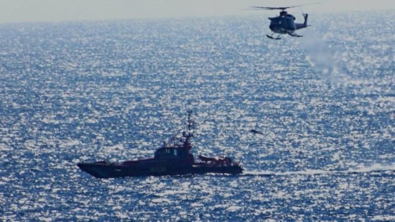 Rescatan una neumática con 22 migrantes en aguas cercanas a Lanzarote