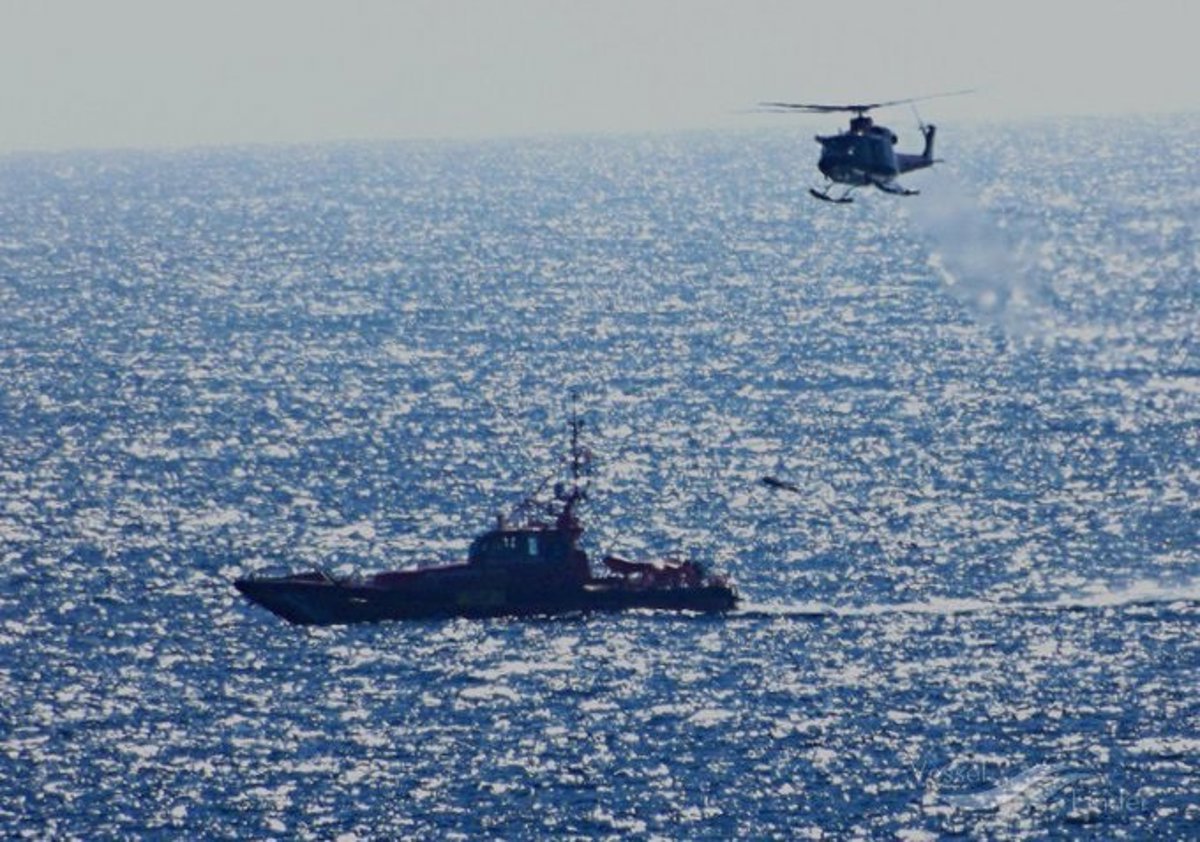Rescatan una neumática con 22 migrantes en aguas cercanas a Lanzarote