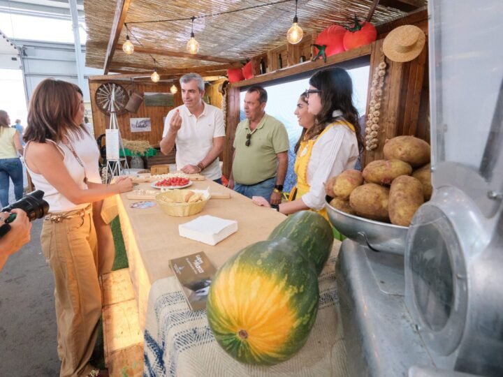 Visita a la Feria Agrícola, Ganadera y Pesquera de Fuerteventura por parte del vicepresidente del Gobierno y la consejera de Turismo y Empleo