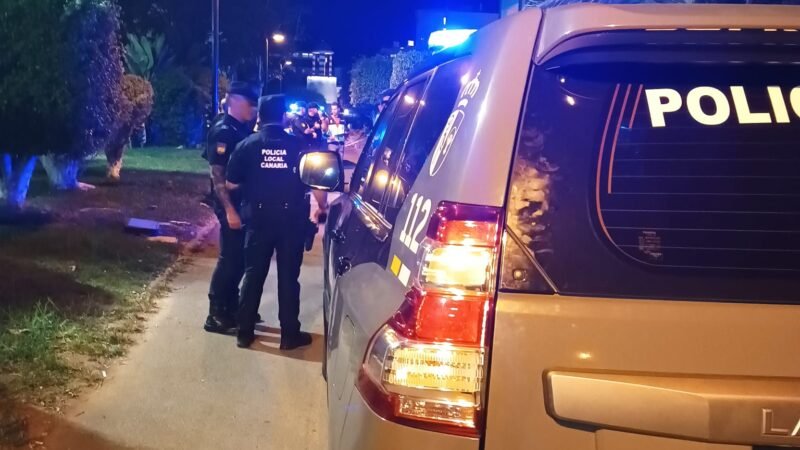 Arona intensifica la lucha contra el abandono de vehículos en la vía pública

El Ayuntamiento de Arona está tomando medidas más estrictas para combatir el abandono de vehículos en la vía pública. En el primer trimestre del año, se han resuelto 28 expedientes sancionadores, imponiendo multas de 2.001 euros, y se han contabilizado un total de 172 expedientes por abandono de vehículos hasta el 30 de abril.

Esta problemática afecta la seguridad, la salubridad y la convivencia en diferentes áreas del municipio. Los procedimientos se inician a partir de actas de entrega enviadas por la Policía Local tras la retirada de vehículos en mal estado y su traslado a un Centro Autorizado de Tratamiento (CAT).

En lo que va del año 2026, se han incoado 172 expedientes por abandono de vehículos, lo que representa un aumento significativo en comparación con años anteriores. Las infracciones se consideran graves según la Ley de residuos y suelos contaminados para una economía circular, ya que el abandono de vehículos se considera un residuo que debe ser gestionado adecuadamente.

Valle de San Lorenzo es la zona con mayor incidencia de abandono de vehículos hasta abril de 2026, con 92 expedientes, seguido de Guargacho con 37 casos.