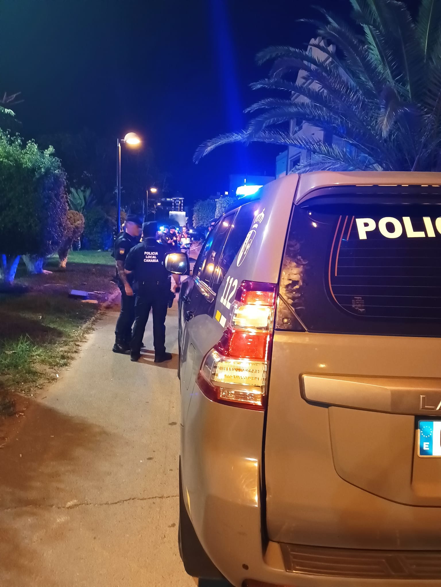 Arona intensifica la lucha contra el abandono de vehículos en la vía pública

El Ayuntamiento de Arona está tomando medidas más estrictas para combatir el abandono de vehículos en la vía pública. En el primer trimestre del año, se han resuelto 28 expedientes sancionadores, imponiendo multas de 2.001 euros, y se han contabilizado un total de 172 expedientes por abandono de vehículos hasta el 30 de abril.

Esta problemática afecta la seguridad, la salubridad y la convivencia en diferentes áreas del municipio. Los procedimientos se inician a partir de actas de entrega enviadas por la Policía Local tras la retirada de vehículos en mal estado y su traslado a un Centro Autorizado de Tratamiento (CAT).

En lo que va del año 2026, se han incoado 172 expedientes por abandono de vehículos, lo que representa un aumento significativo en comparación con años anteriores. Las infracciones se consideran graves según la Ley de residuos y suelos contaminados para una economía circular, ya que el abandono de vehículos se considera un residuo que debe ser gestionado adecuadamente.

Valle de San Lorenzo es la zona con mayor incidencia de abandono de vehículos hasta abril de 2026, con 92 expedientes, seguido de Guargacho con 37 casos.