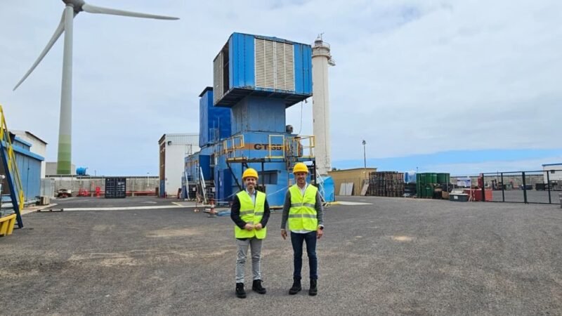 Comienza el desmantelamiento de la primera turbina de la central térmica El Charco en Puerto del Rosario (Fuerteventura)