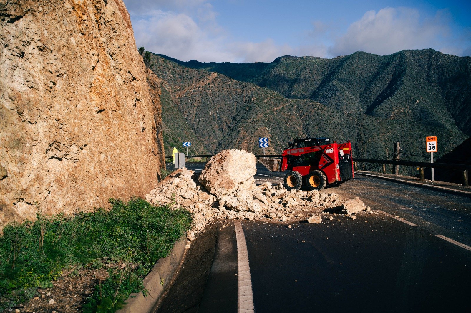 El Cabildo de La Gomera trabaja en carreteras tras la borrasca Therese
