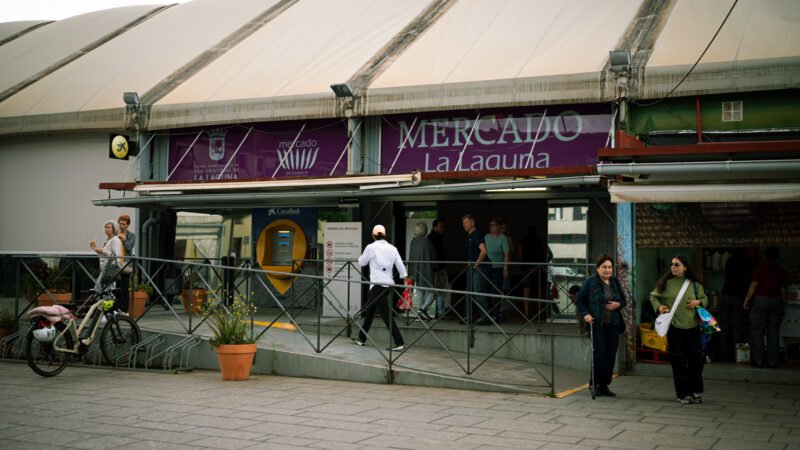 El Mercado de La Laguna celebra el Día de la Madre con obsequios y música en directo.