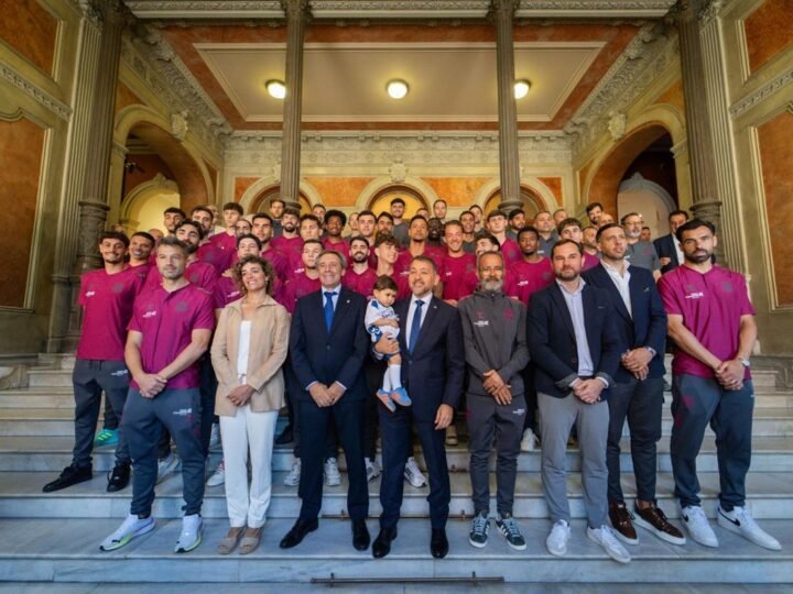 El alcalde de Santa Cruz elogia al CD Tenerife por su ascenso a Segunda División.