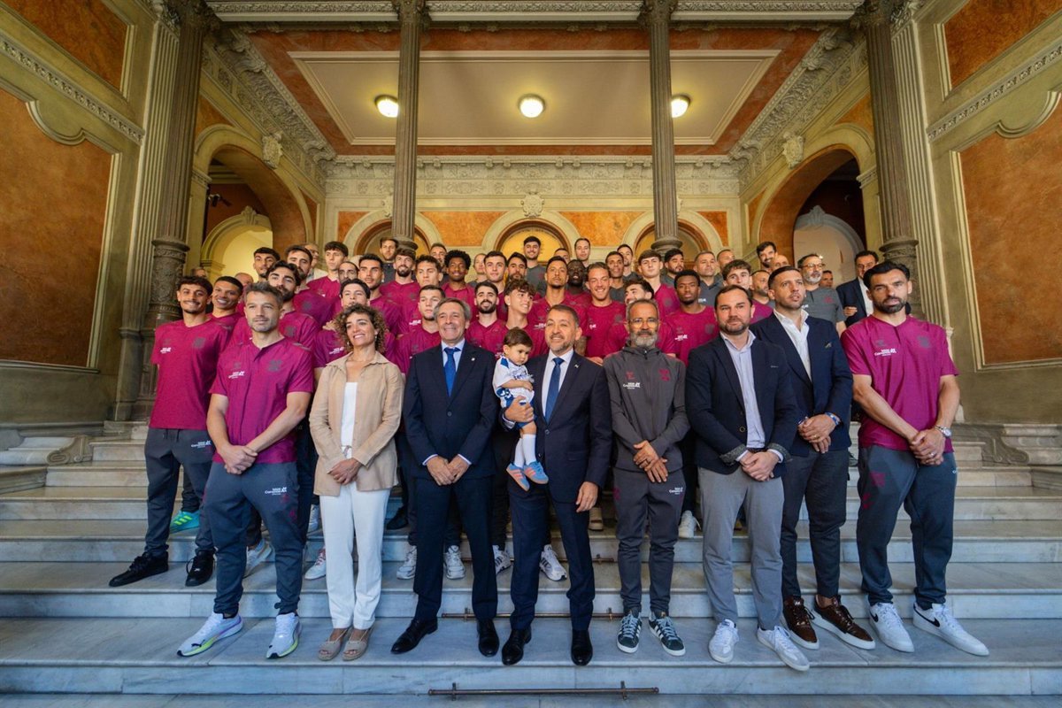 El alcalde de Santa Cruz elogia al CD Tenerife por su ascenso a Segunda División.