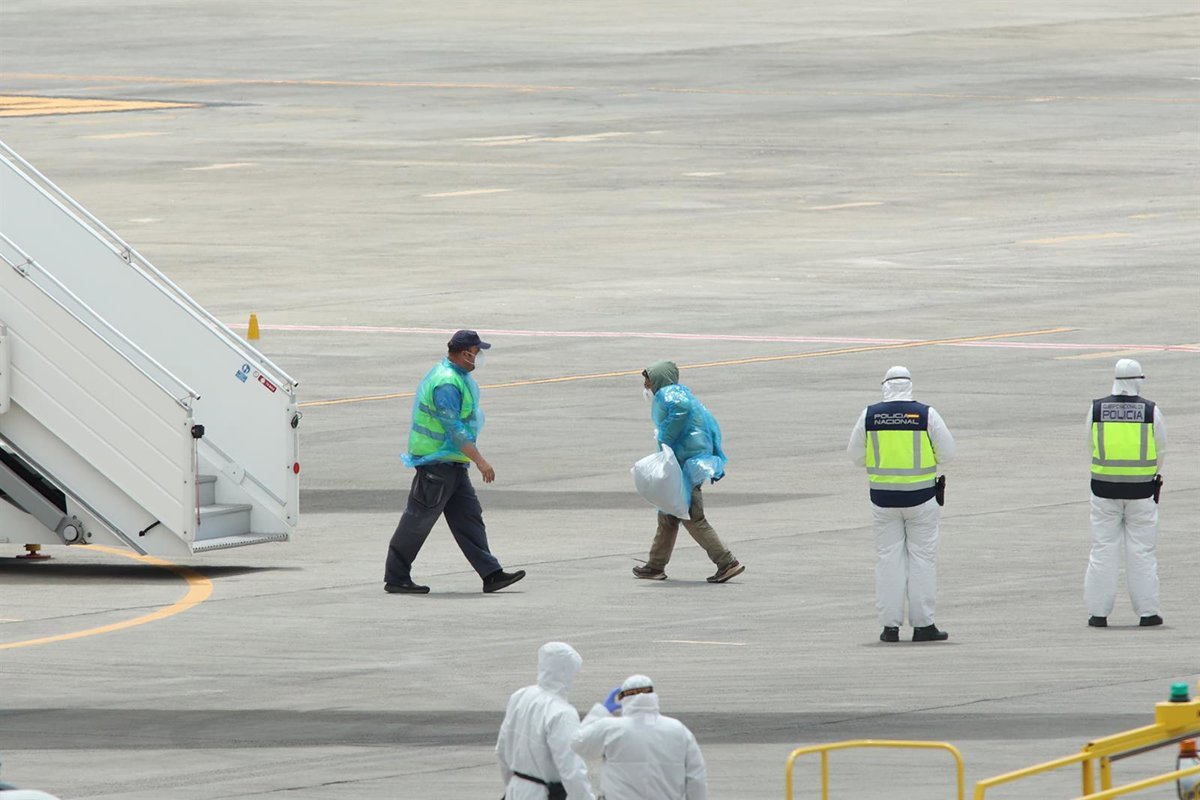 Quedan 3 vuelos para evacuar a pasajeros del MV Hondius afectados por hantavirus