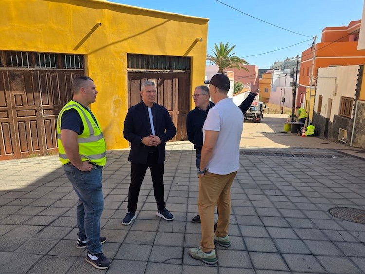 Renovación del alumbrado de Bajamar con luminarias adaptadas al entorno costero.