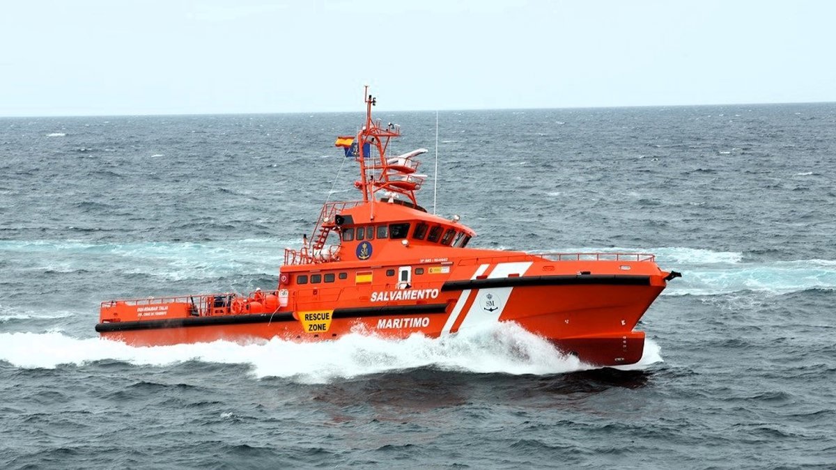 Rescatadas 40 personas migrantes a bordo de una neumática cerca de Fuerteventura.