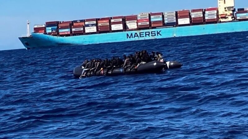 Salvamento Marítimo rescata neumática con 65 inmigrantes al sur de Fuerteventura.