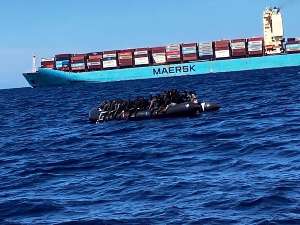 Salvamento Marítimo rescata neumática con 65 inmigrantes al sur de Fuerteventura.